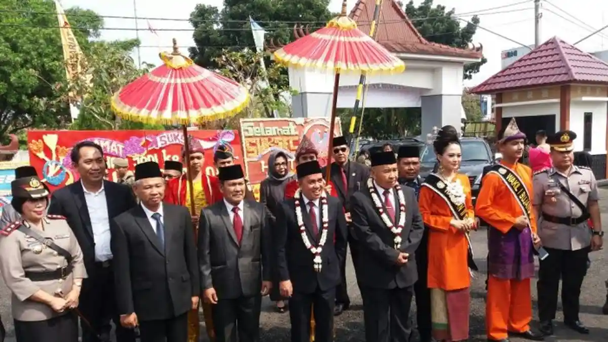 Molen Tebar Senyum Saat Wakili Alex Noerdin di Paripurna DPRD OKU