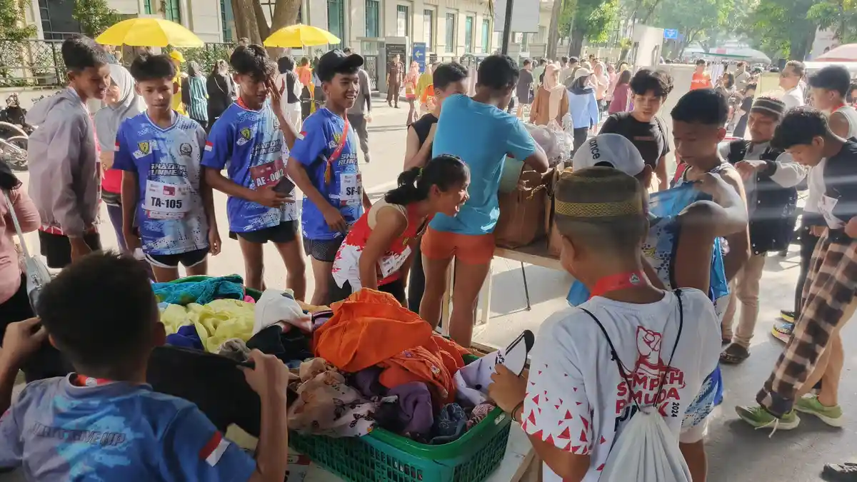 Gerakan Istiqomah Sedekah Gelar Aksi Berbagi Pakaian Gratis ke Petugas Kebersihan di CFD 