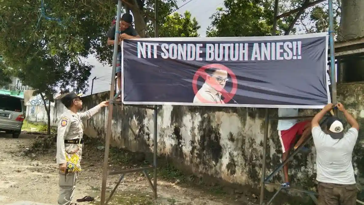 Satpol PP TTS Turunkan Baliho Anti Anies Baswedan