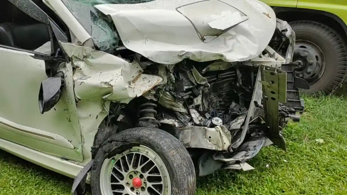 Mobil Avanza Ringsek Ditabrak Bus Sinar Bilah Trans di Jalinsum Asahan - Batubara
