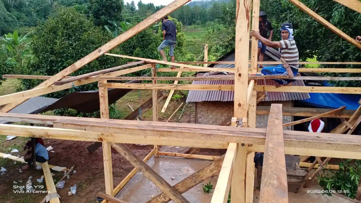 Donasi Netizen, Gubuk Kakek Linggi di Tampo Dibedah BKPRMI Tana Toraja