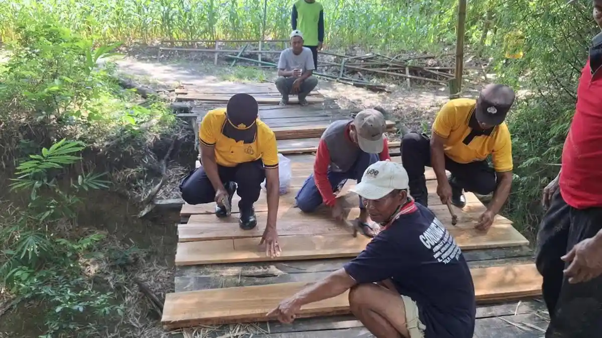 Polisi dan Warga Gotong Royong Perbaiki Jembatan Rusak di Sambeng Lamongan