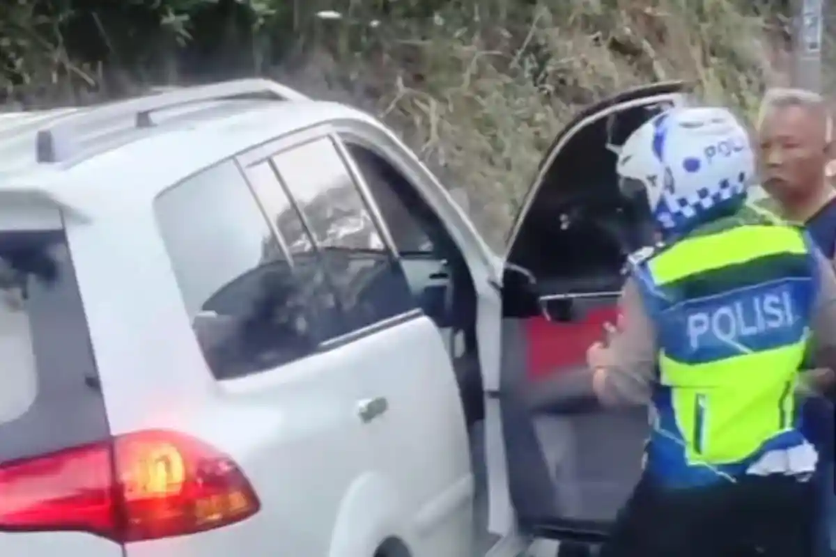 Kecelakaan karena Ugal-ugalan, Polisi Langsung Cabut Kunci Mobil Pajero di Jalanan Ambarawa