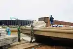 Aksi TNI Dua Hari Tiga Malam di Ponton Terobos Arus Deras, Angkut Material Jembatan