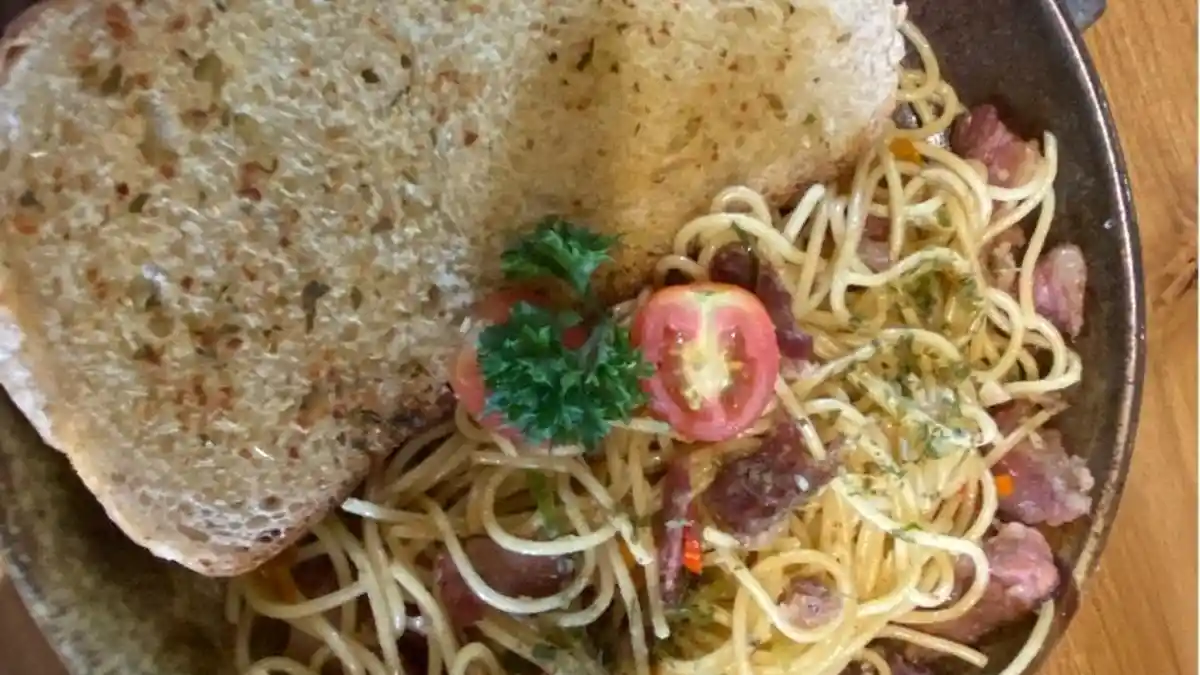Inovasi Kuliner Bandung: Spaghetti Sambal Matah dengan Sei Sapi Asap Khas NTT
