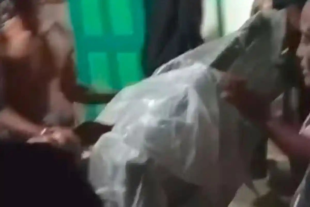 Miris, Warga di Bojonegoro Harus Ditandu Sejauh 1,5 Km untuk Berobat Gara-gara Jalan Rusak Parah