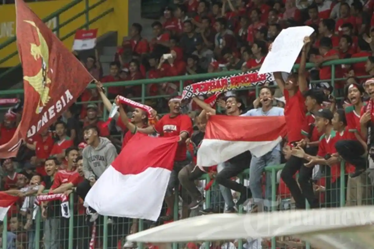 Bendera Indonesia Dipasang Terbalik, Netizen Indonesia Langsung Serbu Akun Majalah Sepak Bola Ini