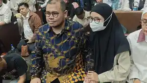 Terdakwa-Ibrahim-Arief-alias-Ibam-genggam-erat-tangan-istrinya-3210.jpg