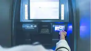Ilustrasi-transaksi-yang-dilakukan-lewat-mesin-ATM-tanpa-mobile-banking.jpg