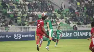 Pesepakbola-PSMS-Medan-saling-berebut-bola-dengan-pesepakbola-FC_11.jpg