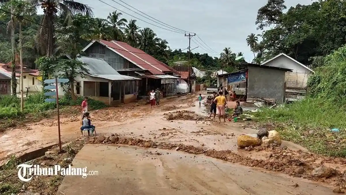 Tak Bisa Dilewati, Material Longsor Tutupi Akses Jalan Warga di Batu Busuak Padang