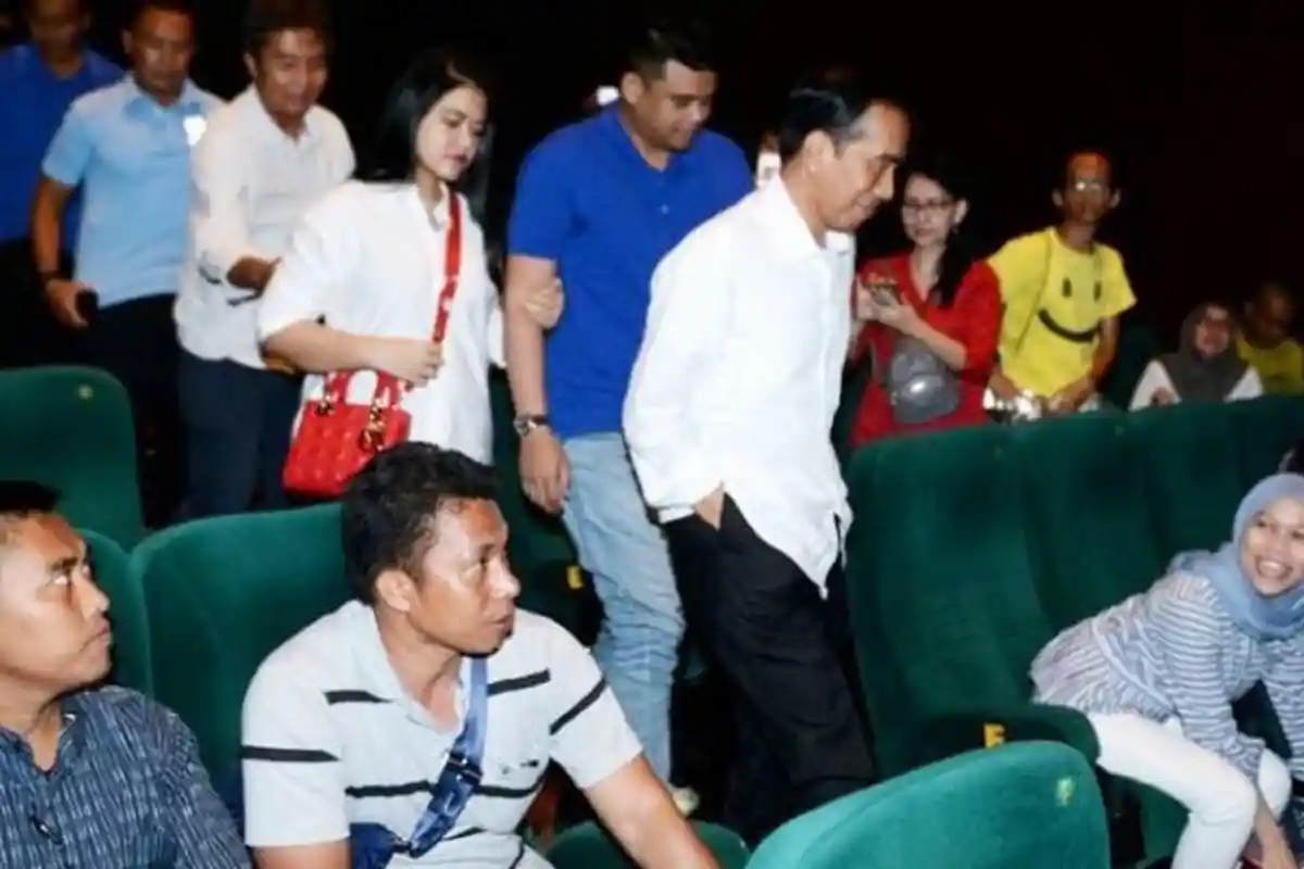 Kahiyang Ikut Jokowi Nonton Dilan 1990, Saat di Zoom Tas di Pundak Itu Bikin Netizen Mewek