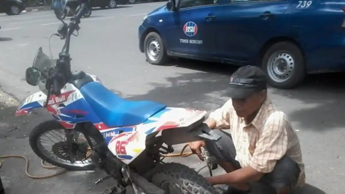 Salut, Polisi Nyambi Tukang Tambal Ban Punya Anak Sukses