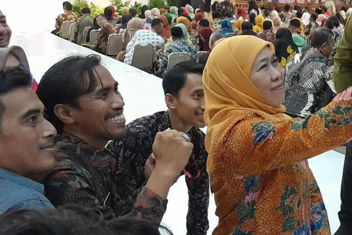 Momen Gubernur Khofifah Beri Hadiah Laptop Bagi Pengajar yang Ulang Tahun Saat Hari Guru Nasional