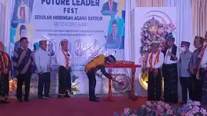 PUKUL-GONG-Kepala-Bidang-Pendidikan-Katolik-Kanwil.jpg