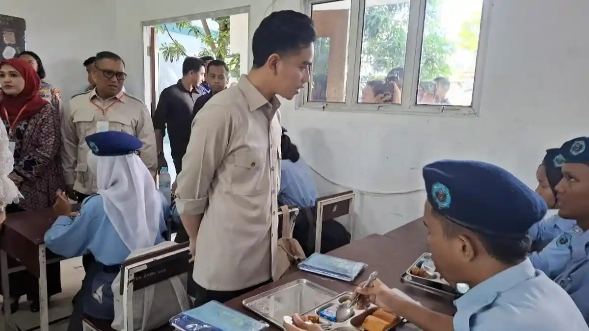 Wapres Gibran Tinjau Pelaksanaan MBG di SMKN 1 Batam
