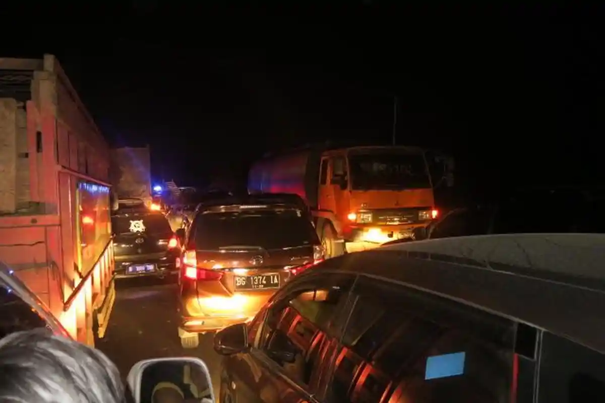 Truk Terguling, Palembang-Indralaya Macet 3 Jam