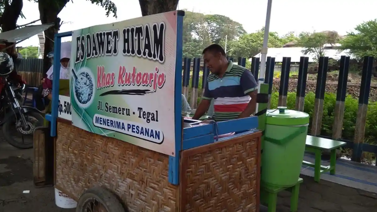 Menikmati Manisnya Es Dawet Hitam di Tegal dari Penjual Asal Purworejo