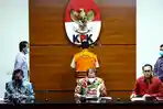 KPK-tahan-Kepala-BKPSDM-Muna-Sukarman-Loke-Rusdianto-Emba-tersangka-kasus-PEN-Koltim.jpg