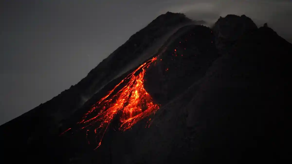 BREAKING NEWS : Terjadi Awan Panas Guguran Beruntun di Gunung Merapi Malam Ini, Kamis 4 Maret 2021