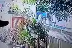 pelaku-pembakar-sekolah-di-smpn-1-cikelet-garut-terekam-cctv-kepala-sekolah.jpg