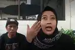 Cholifatul-Nur-saat-bercerita-mencari-anaknya-yang-tewas-di-Tragedi-Kanjuruhan.jpg
