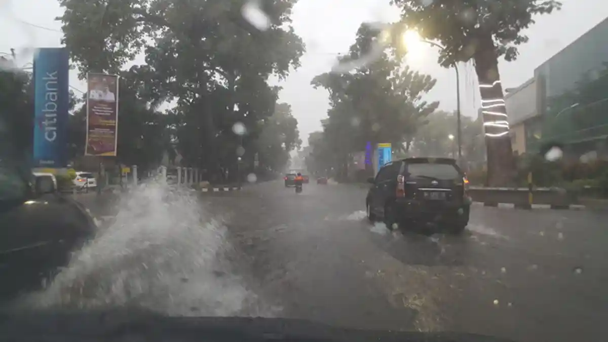 Jalanan Kota Medan Tergenang Setelah Diguyur Hujan Lebat, Ini Peringatan Cuaca BMKG 
