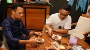Agus-harimurti-Yudhoyono-dan-Gibran-Rakabuming-Raka-menikmati-Martabak-Markobar.jpg