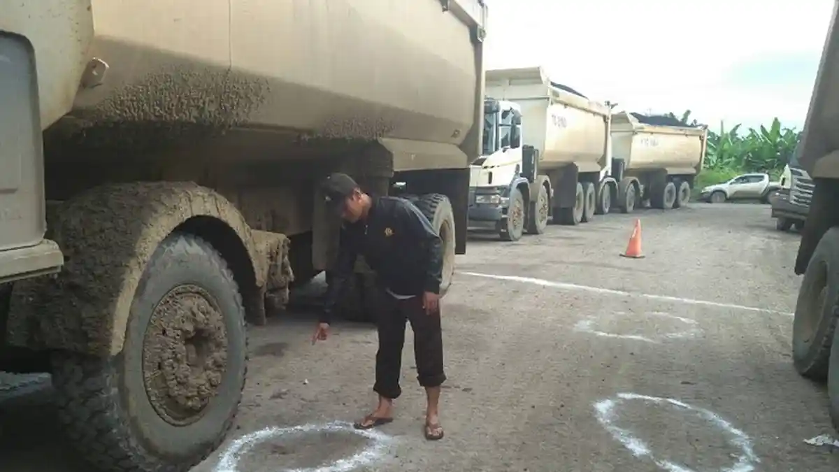 Gara-gara Ribut Soal Parkir, Sopir Truk Batubara PT KEL Kotabaru Duel, Satu Tewas