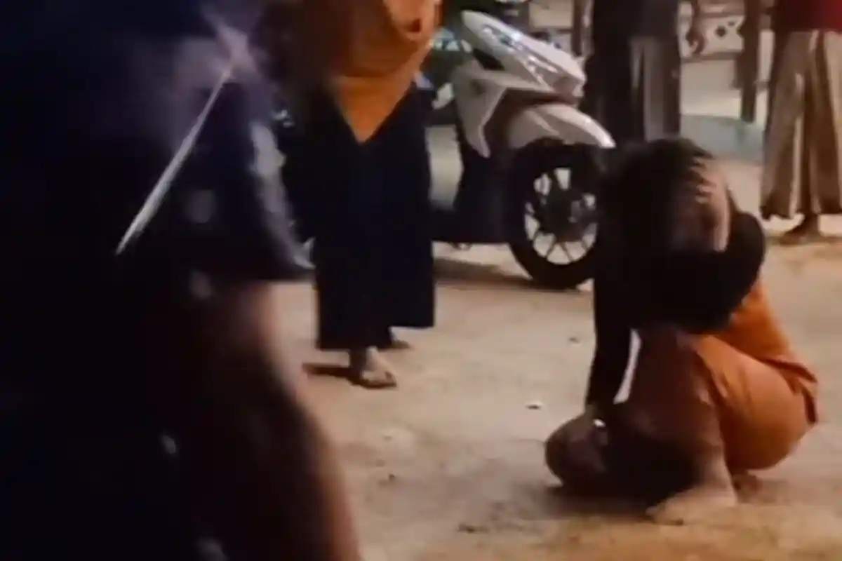 Jadi Tontonan, Perempuan di Sampang Madura Dijambak dan Diseret di Kafe Oleh Beberapa Perempuan Lain