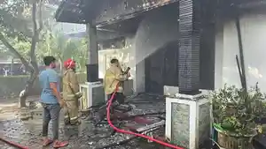 BPBD-Aceh-Besar-melakukan-upaya-pemadaman-terhadap-rumah-yang-terbakar-di-Desa-Lubuk-Sukon.jpg