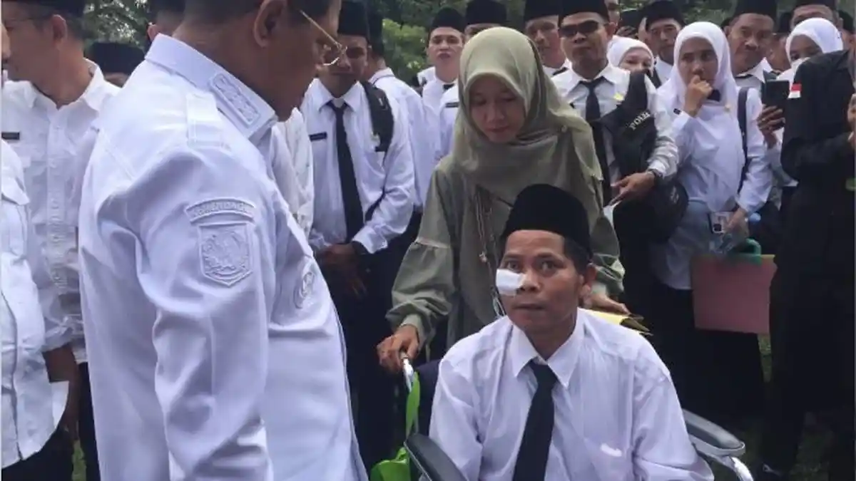26 Tahun Mengabdi, Abdul Hayyi Terima SK PPPK di Atas Kursi Roda
