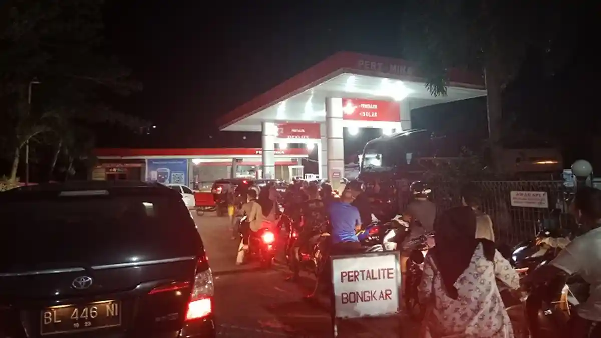 Jelang Kenaikan Harga BBM Subsidi, Antrean Kendaraan ‘Mengular’ di SPBU Sabang