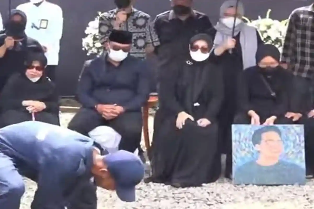 Azzahra Menunduk, Putri Ridwan Kamil 'Terdiam' Lihat Sang Kakak Eril Dimakamkan, Pegang Lukisan