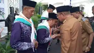 Walikota-Bima-A-Rahman-Abidin-saat-bersama-Jemaah-Calon-Haji.jpg