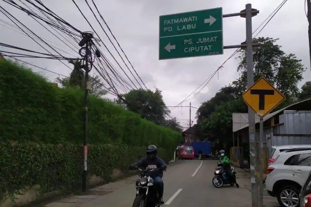 Membahayakan Pengendara, Pemkot Jaksel Akan Merelokasi Rambu Lalu Lintas di Cilandak