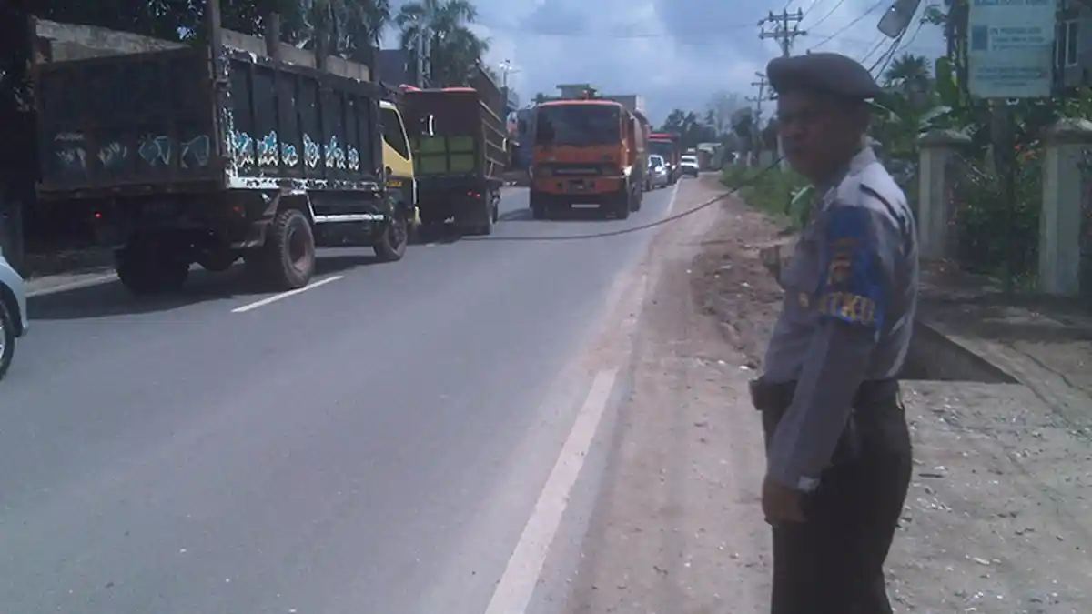 Kabel Listrik Melintang di Tengah Jalan, Arus Lalu Lintas Mendadak Macet