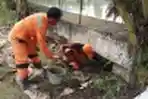 Petugas PPSU Tambal Tanggul Turap Kali Mookervart Yang Bocor