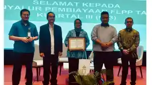 Bank-Kalsel-Syariah-menerima-Penghargaan-Kategori-Bank-Penyalur-Pembiayaan-FLPP.jpg