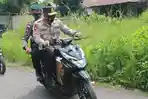 kapolda-ntt-mengendarai-sepeda-motor-ojek-mengantar-bantuan.jpg