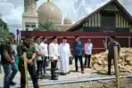 Calon-Wakil-Gubernur-Cawagub-Aceh-Fadhlullah-alias-Dek-Fadh-shalat-Jumat-di-Masjid-HKL.jpg