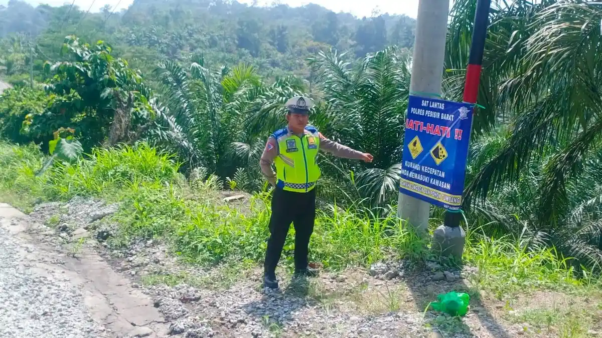 Polres Pesisir Barat Pasang Banner Imbauan di Titik Rawan Kecelakaan