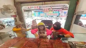 Harga-Emas-Perhiasan-Hari-ini-di-Palembang-Stagnan-Selasa-19-Agustus-2025-Rincian-per-Gram-Suku.jpg