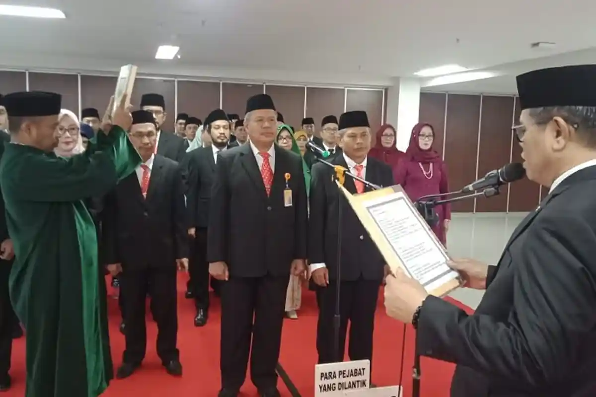 Target Jadi Kampus PTN BH, Rektor UNM Prof Husain Syam Rotasi Pejabat, 43 Pejabat Lama dan 2 Dekan - rektor-unm-prof-husain-syam-melantik-45-pejabat-dirotasi-dari-jabatan.jpg