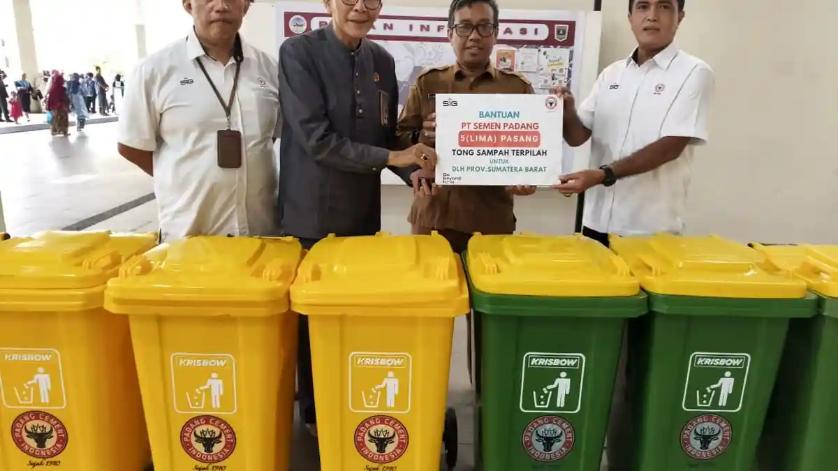 Program CSR: PT Semen Padang Serahkan 16 Tong Sampah Terpilah ke Sekolah dan Masjid Raya Sumbar