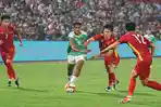 Pemain-Timnas-Indonesia-Ricky-Kambuaya-dijaga-ketat-pemain-Vietnam.jpg