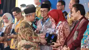 Bupati-Banyuwangi-Ipuk-Fiestiandani-menerima-dua-penghargaan-dari-Mendikdasmen.jpg