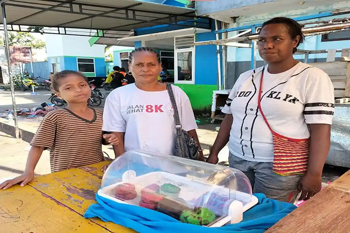Kisah Erna, Penjual Pinang di Pelabuhan Manokwari Raup Untung Musim Mudik Nataru 