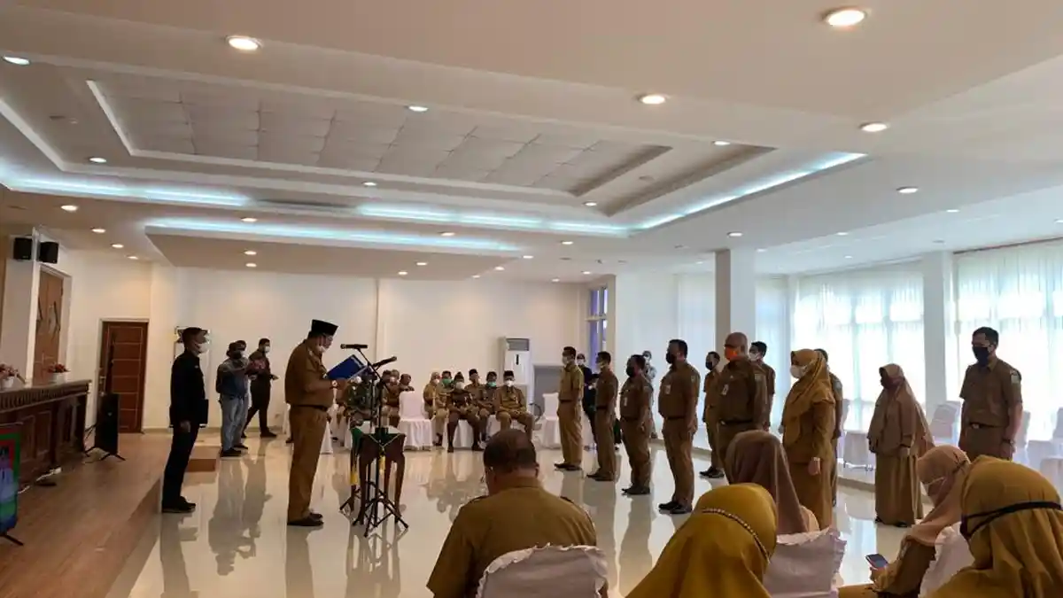 Bupati Anambas Abdul Haris Berhentikan Istrinya Dari Jabatan Analis dan Lantik 10 Pejabat