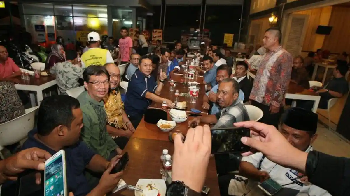 Zulkifli Hasan Nikmati Malam di Aceh dengan Menyeruput Kopi